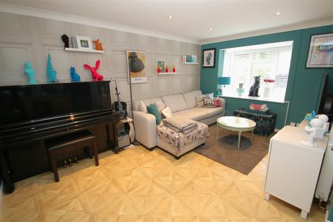 32 Avon Drive, Alderbury, Salisbury, SP5 3TA