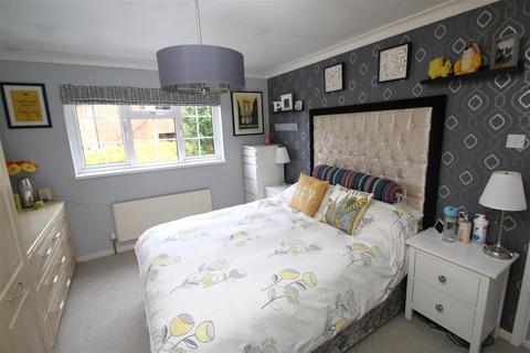 32 Avon Drive, Alderbury, Salisbury, SP5 3TA
