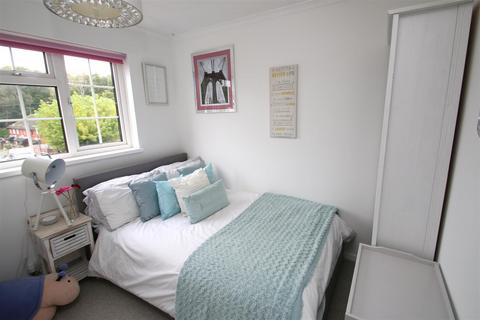 32 Avon Drive, Alderbury, Salisbury, SP5 3TA