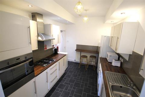 5 bedroom terraced house to rent, Hartley Grove, Woodhouse, Leeds, LS6 2LD