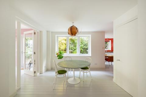 3 Fitzroy Park, London, N6 6HS