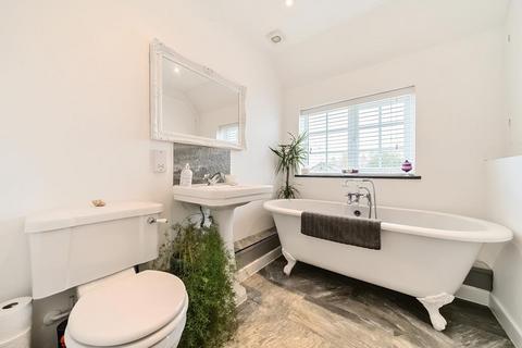 3 bedroom cottage to rent, Bicester Road,  Kingswood,  HP18