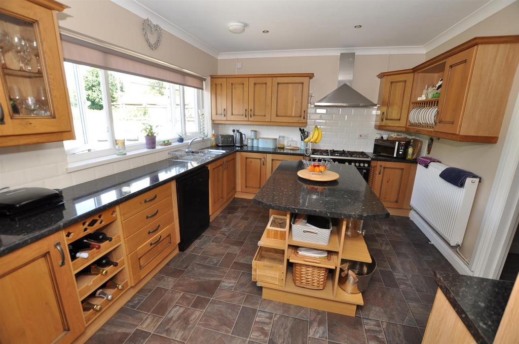 Kitchen/dining/family room
