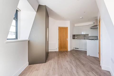 Studio to rent, Gladstone House,, Wood Green, London, N22