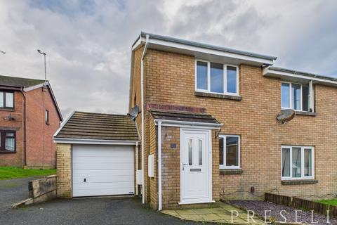 2 bedroom semi-detached house to rent, Tlysfan, Fishguard