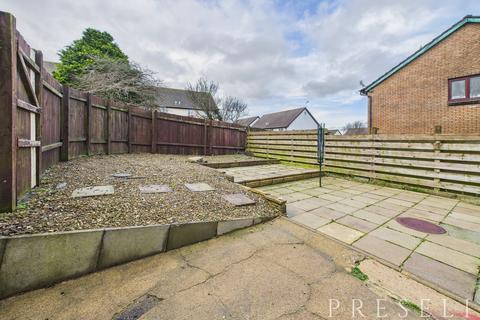 2 bedroom semi-detached house to rent, Tlysfan, Fishguard