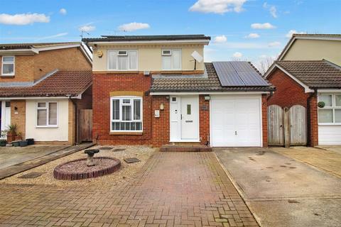 3 bedroom detached house for sale, Fall Close, Aylesbury