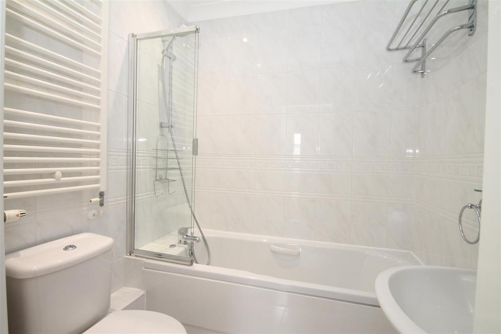 Hazelwood Lane, Palmers Green, London... 2 bed flat to rent £1,675