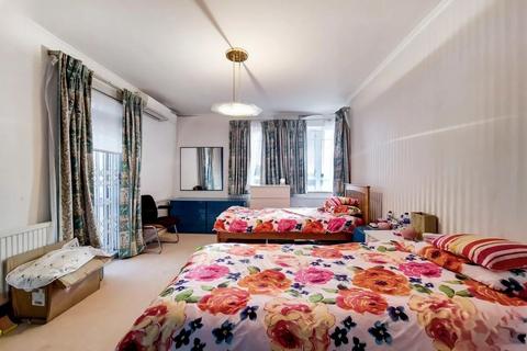 5 bedroom flat for sale, Riverside Drive, NW11