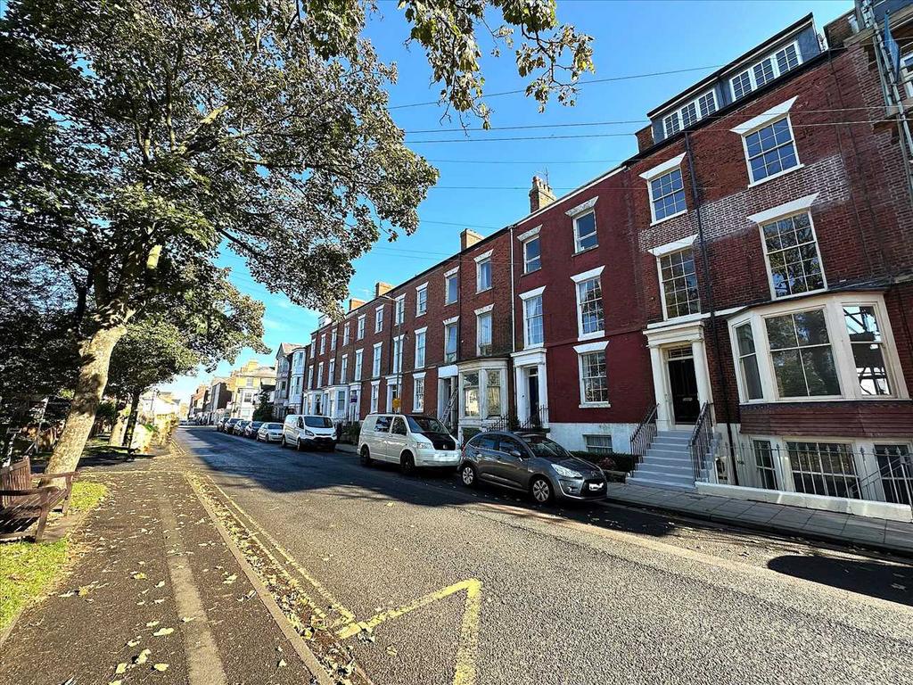 WEST AVENUE, FILEY TOWN CENTRE 2 bed apartment - £122,500