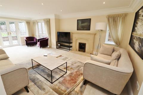 5 bedroom detached house to rent, Goodyers Avenue, Radlett