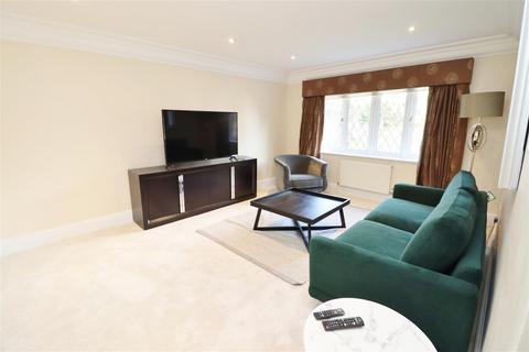 5 bedroom detached house to rent, Goodyers Avenue, Radlett