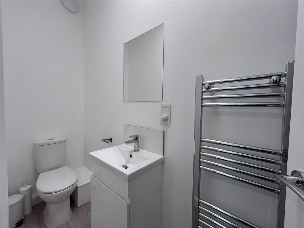 Room 1   Downstairs Front   ensuite 2.jpg