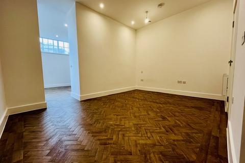 Studio to rent, Brook Street, Chelmsford