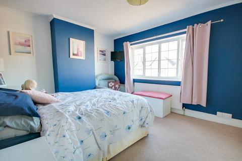 3 bedroom terraced house for sale, ITCHEN! UPSTAIRS BATHROOM! CLOAKROOM! PARKING!