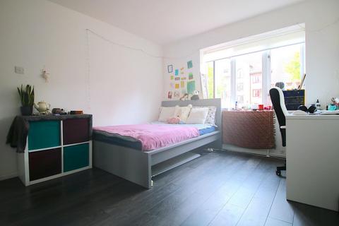 4 bedroom flat to rent, 1 Rembrandt Close, London E14