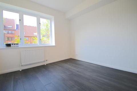 4 bedroom flat to rent, 1 Rembrandt Close, London E14