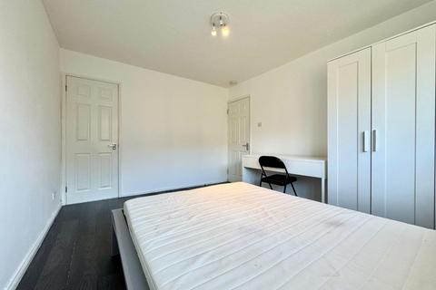 4 bedroom flat to rent, 1 Rembrandt Close, London E14