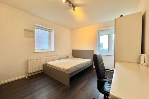 4 bedroom flat to rent, 1 Rembrandt Close, London E14