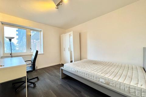 4 bedroom flat to rent, 1 Rembrandt Close, London E14