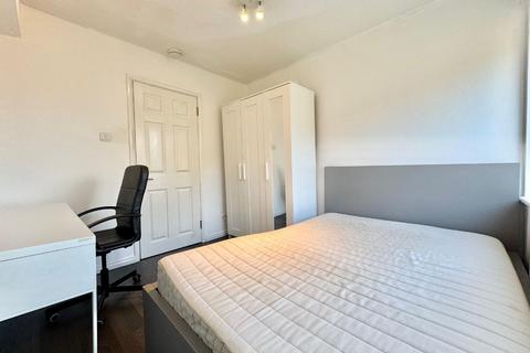 4 bedroom flat to rent, 1 Rembrandt Close, London E14