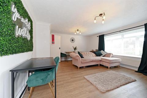 2 bedroom flat to rent, Herington Road, Arundel