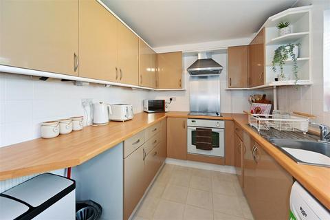 2 bedroom flat to rent, Herington Road, Arundel