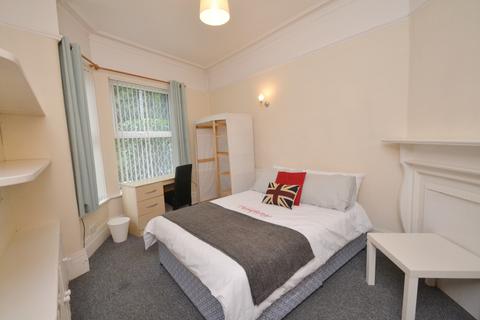 4 bedroom terraced house to rent, Carill Drive, Manchester M14