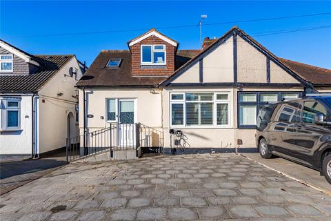 2 bedroom bungalow for sale, Geoffrey Avenue, Romford, RM3