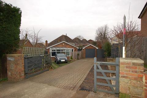 2 bedroom detached bungalow to rent, Darenth Avenue, Tonbridge