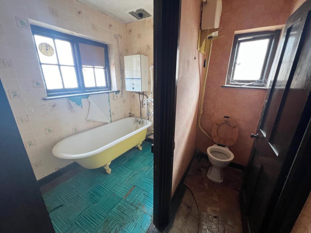 Bathroom plus separate wc
