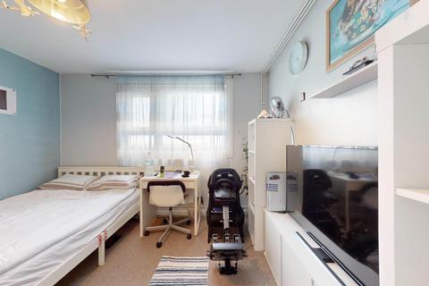 2 bedroom flat for sale, Lexden Road, London, W3 9NF