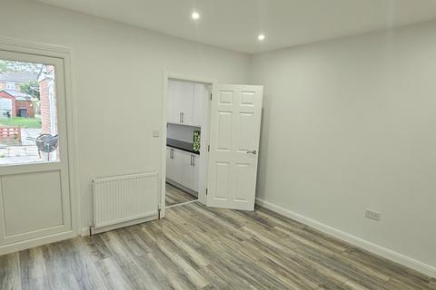 4 bedroom end of terrace house to rent, Willoughby Road, Slough, Berkshire, SL3