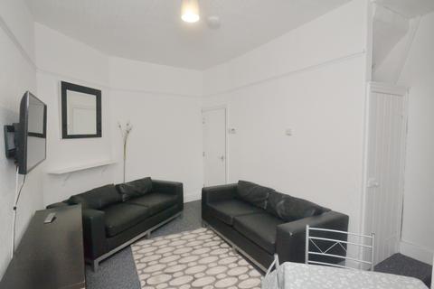 3 bedroom terraced house to rent, Carill Drive, Manchester M14