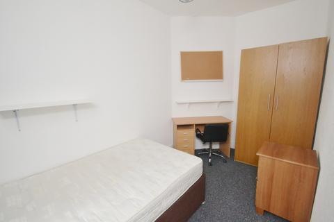 3 bedroom terraced house to rent, Carill Drive, Manchester M14