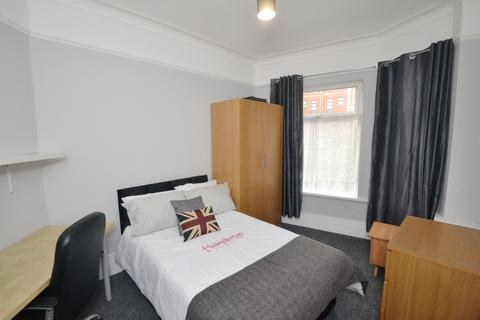 3 bedroom terraced house to rent, Carill Drive, Manchester M14