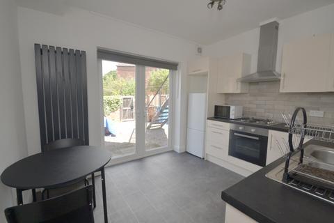 2 bedroom flat to rent, Kingswood Road, Manchester M14