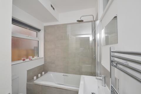 2 bedroom flat to rent, Kingswood Road, Manchester M14