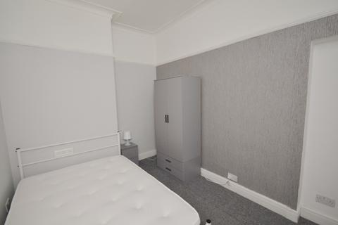 2 bedroom flat to rent, Kingswood Road, Manchester M14