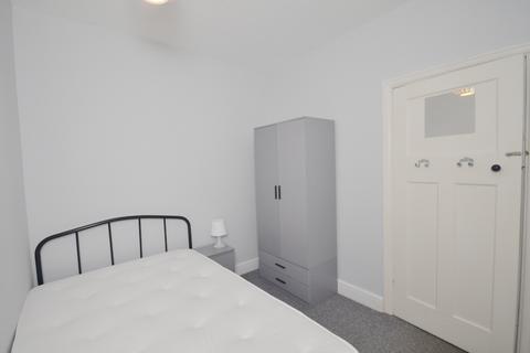 2 bedroom flat to rent, Kingswood Road, Manchester M14