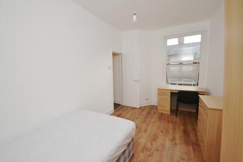 3 bedroom terraced house to rent, Parkfield Street, Manchester M14