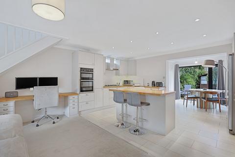 1 Cedar Close, Buckhurst Hill, IG9 6EJ