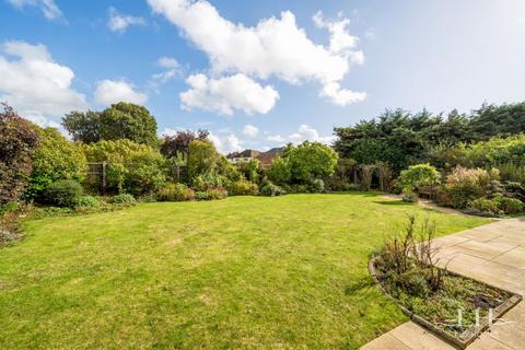 5 Newman Close, Hornchurch, RM11 2TD