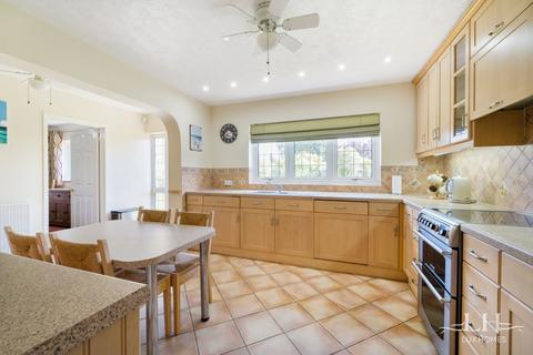 5 Newman Close, Hornchurch, RM11 2TD