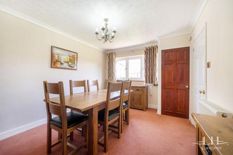 5 Newman Close, Hornchurch, RM11 2TD