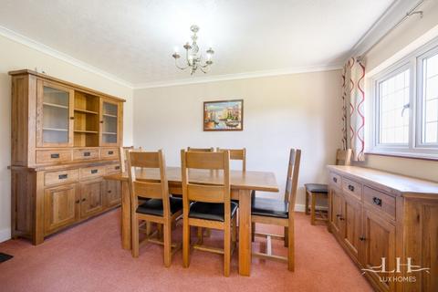 5 Newman Close, Hornchurch, RM11 2TD