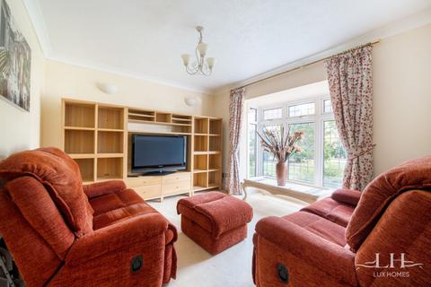 5 Newman Close, Hornchurch, RM11 2TD