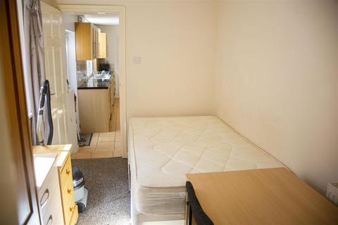 2 bedroom flat to rent, Raddlebarn Road, Birmingham B29