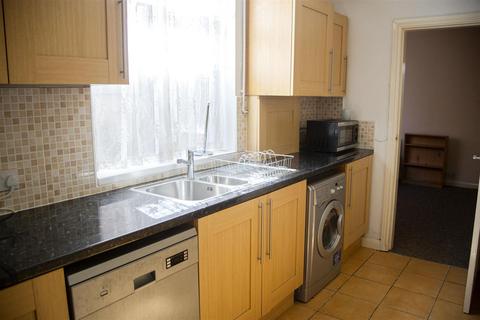 2 bedroom flat to rent, Raddlebarn Road, Birmingham B29