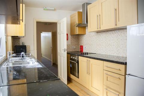 2 bedroom flat to rent, Raddlebarn Road, Birmingham B29